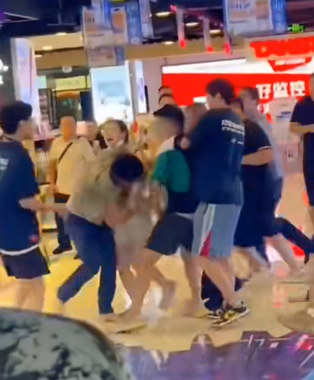 |低价买电脑却被加价2500,顾客与商家起冲突,被多人围殴