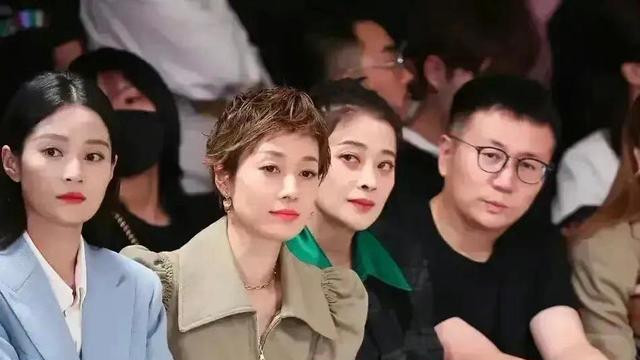 马伊琍|梅婷穿短裤和鞋拖，马伊琍穿得却很暖和，两人过得不是一个季节？