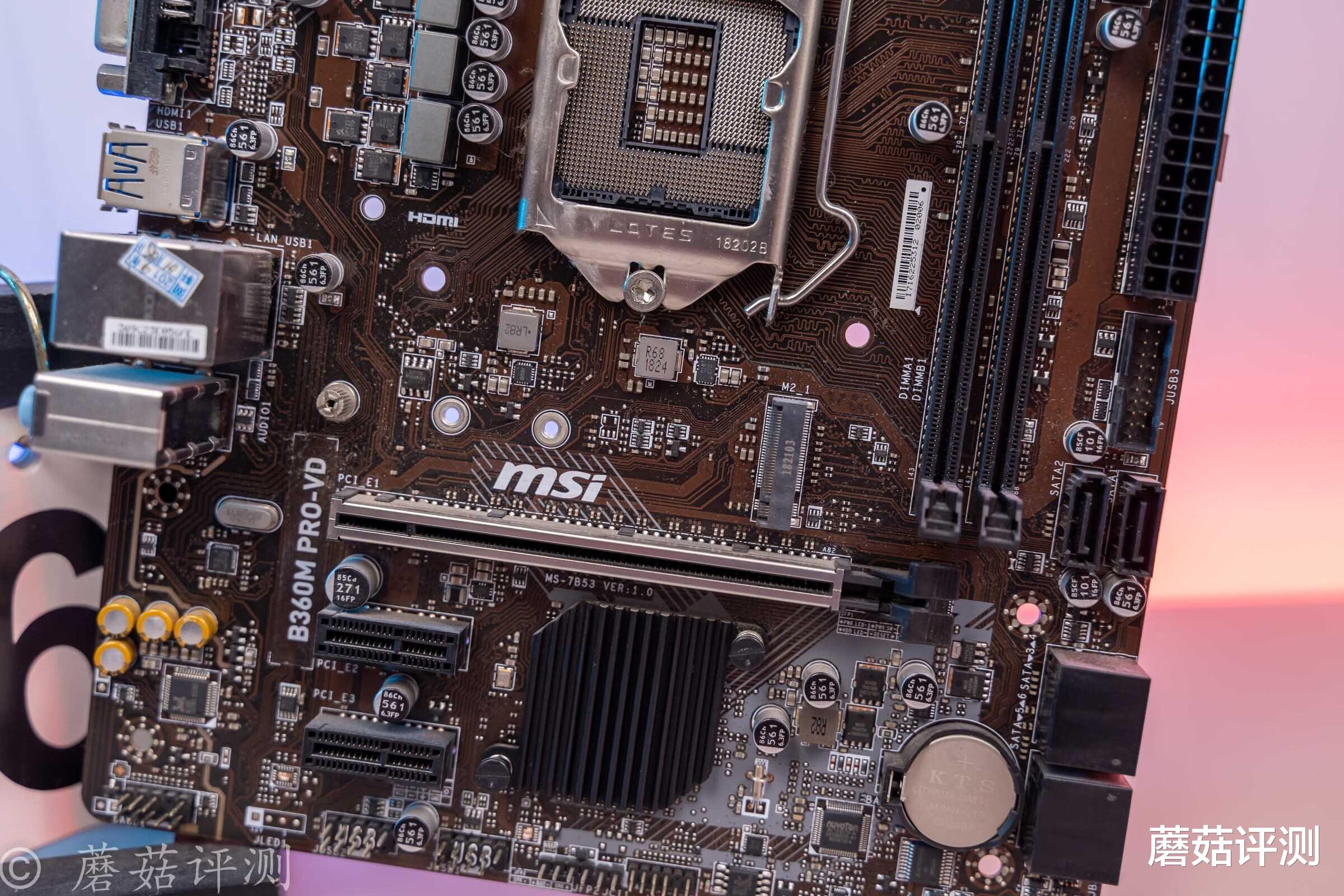 机箱|电脑主机也可以玩“姿态”？异型主机搭配三台显示器的“电竞房”搭建