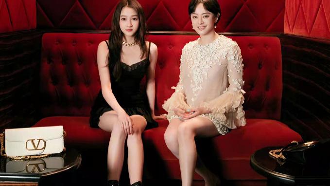 关晓彤|孙俪跟关晓彤世纪合影！穿花瓣裙罕见走仙女风，淡妆翻车被比下去