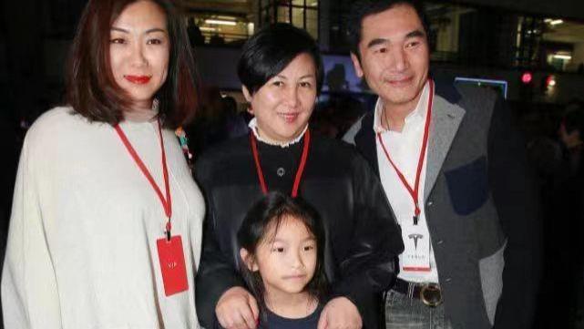 方中信一家三口合体，老婆长相霸气太男相，女儿和爸爸共用一张脸