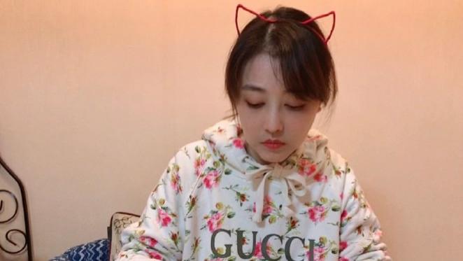 发型 周海媚一点都不老，齐刘海高马尾粉红印花长裙优雅甜美显年轻