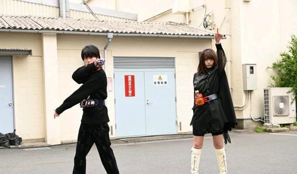 |假面骑士礼拜四：牛岛光和夏木花联合变身，大二的立场开始动摇