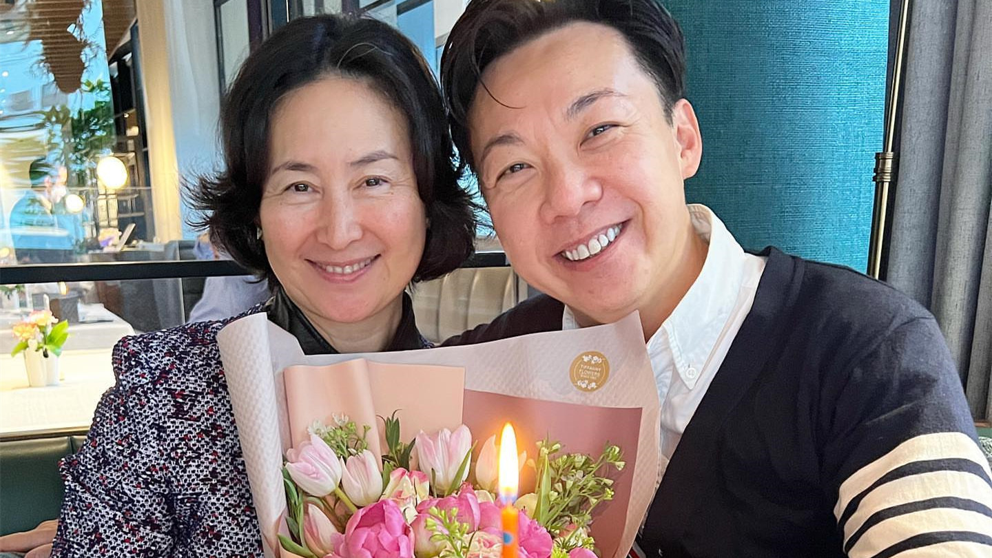 何超琼|何超琼连续2年为男友人庆生，紧贴而坐一脸甜笑，相识30年关系好