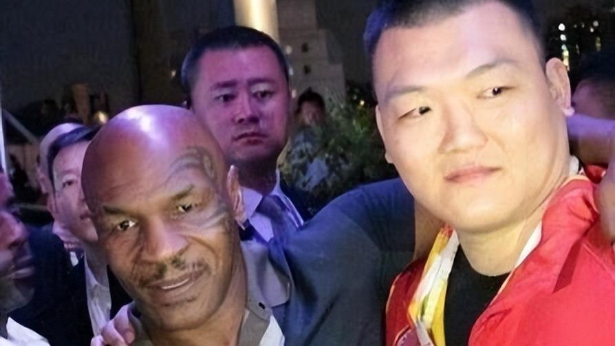 英超|拳王约书亚悬了！中国泰森张君龙正式复出，或将约书亚打退役
