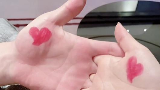 张馨予|张馨予罕见秀恩爱，用口红在何捷手上画爱心，十指相扣庆祝结婚四周年