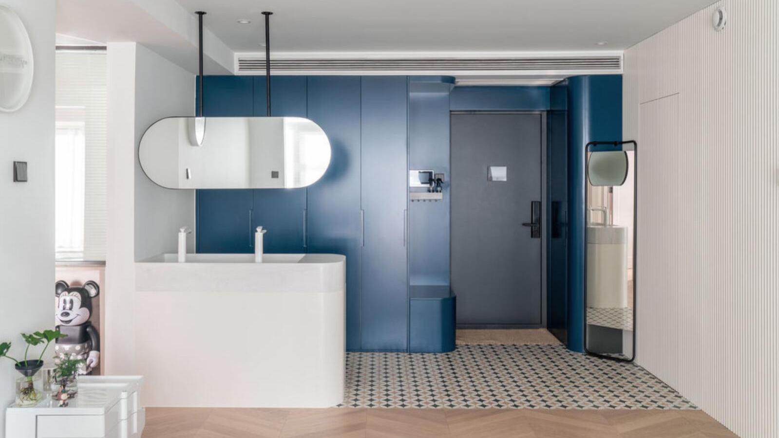 主卧做对开门，餐厅放阳台，她70㎡家，称为“改造范本”都不为过