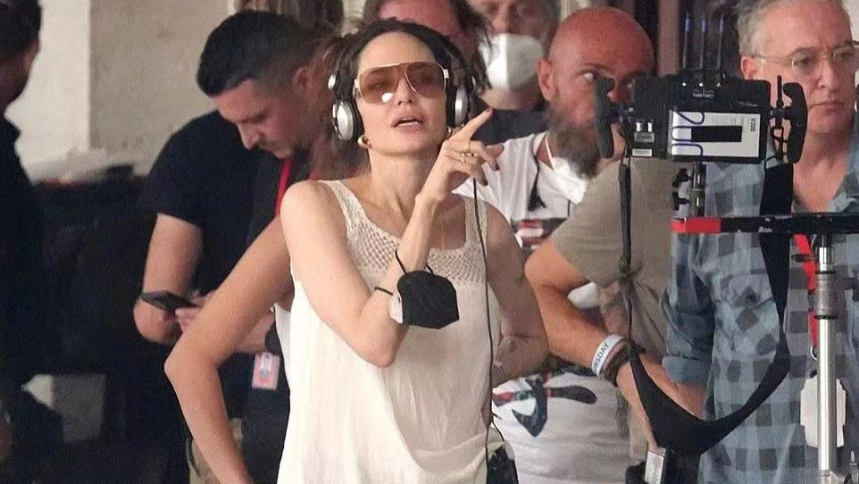 安吉丽娜·朱莉|女神合作！47岁朱莉导演清凉造型状态佳，网友：海耶克演包租婆吗