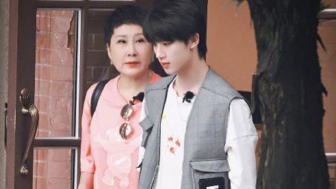 花少4|曝《花少4》路透，杨幂私服被要同款，丁程鑫打扮休闲拖行李箱