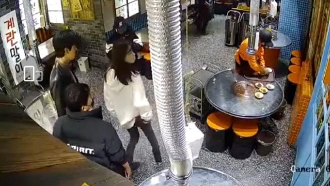 井柏然|明星疑在青岛餐厅违规吃饭，监控中钟楚曦不戴口罩，龚俊担心被拍