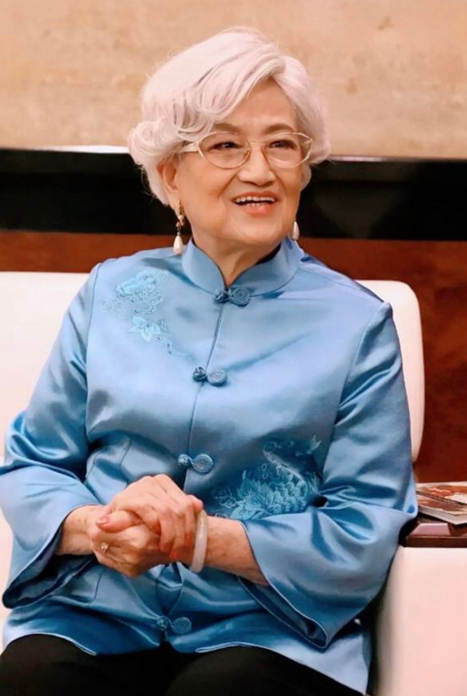 95岁王文娟老得优雅，穿唐装配一头银发端庄高贵，活成奶奶辈典范