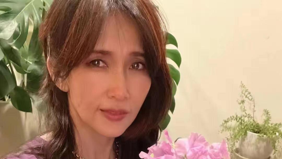 工藤静香|52岁工藤静香被拓哉宠成小公主！穿紫裙满满贵妇范，颜值终于回春