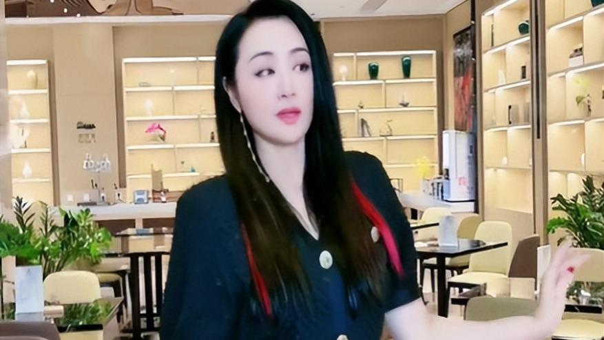 曹颖|48岁曹颖餐厅跳舞庆生，老公儿子双簧送祝福，10岁王子颜值超高