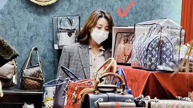 殷桃|网友偶遇殷桃逛街，独自挑选二手包接地气，被赞身材火辣行事低调