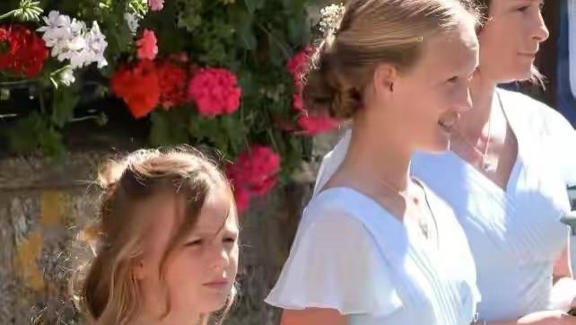 夏洛|英女王曾孙女长得快！萨凡纳米娅已亭亭玉立，夏洛特人小却最出挑