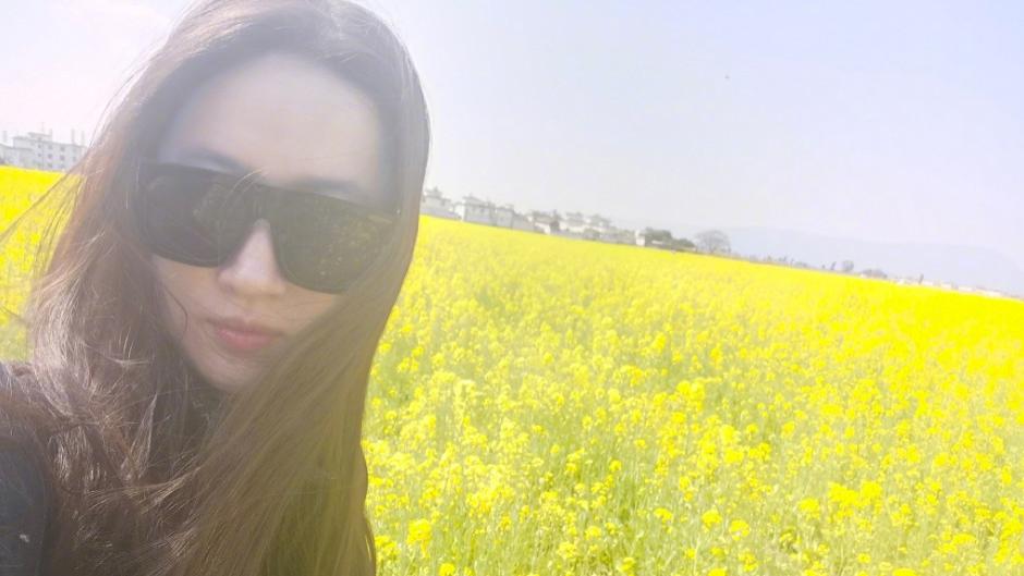 刘亦菲|刘亦菲晒自拍美照，原相机不惧暴露唇纹黑眼圈，侧脸驼峰鼻太绝了