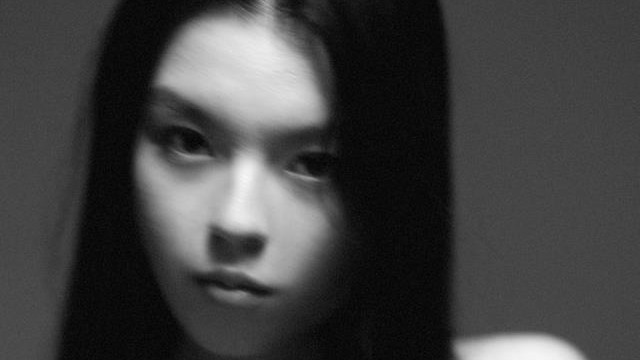 李咏|李咏女儿晒出近照，五官精致神韵像父亲，引网友热议