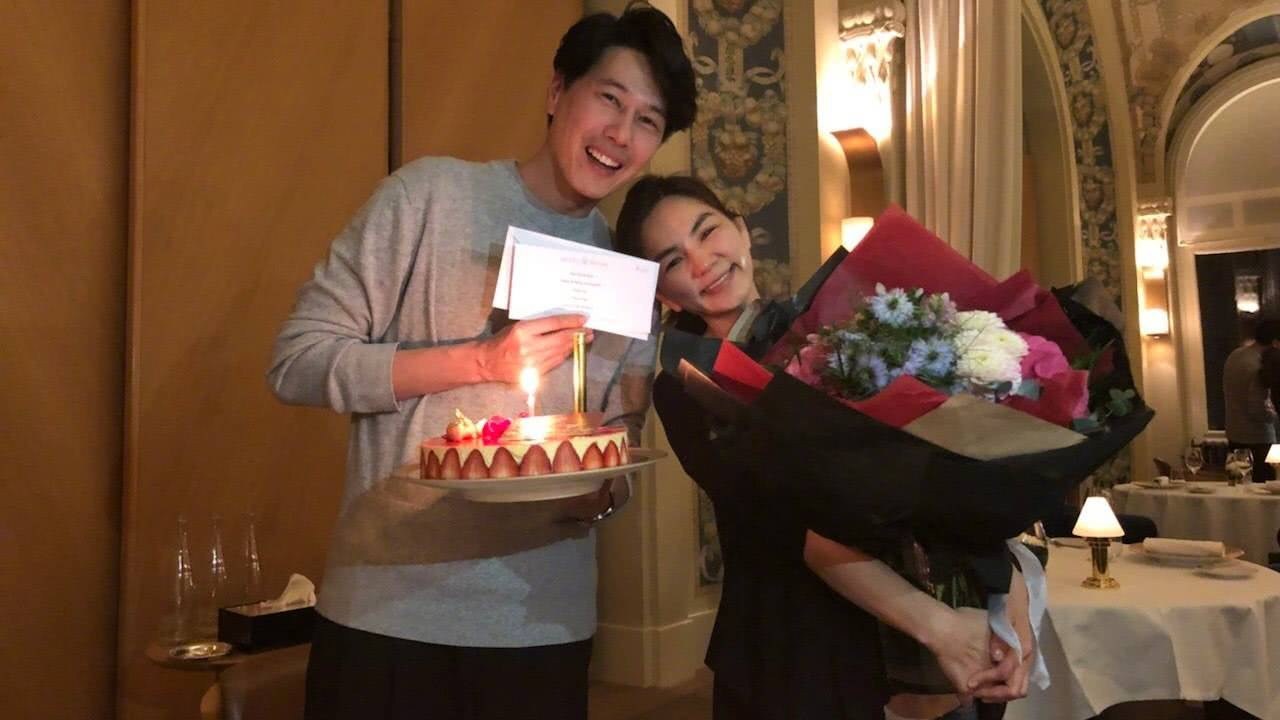 ella|Ella晒全家福庆锡婚，获外籍丈夫送鲜花蛋糕，与5岁劲宝对嘴亲吻