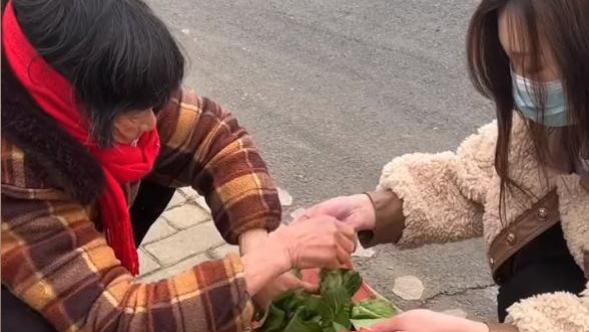 陈亚男|因心疼路边卖菜阿姨，陈亚男买下所有蔬菜，网友却发现5处穿帮