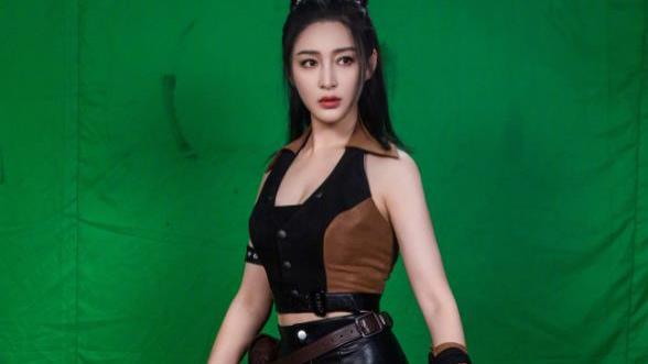 脂肪肝 “潘金莲”甘婷婷拍性感照！紧身皮裤勒出细腰，92斤减肥饿到手抖