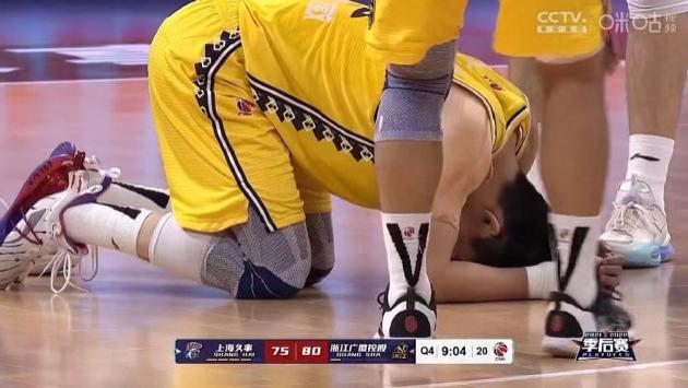 利物浦|CBA最惨烈一战！担架抬走，数人伤退，无奈拖着半条腿作战