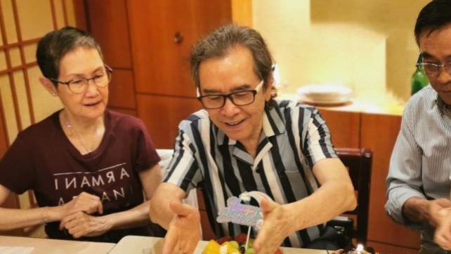 人生大事|秦沛女儿姜丽文为叔叔姜大卫庆生 双手各搂姜大卫夫妇开心合影