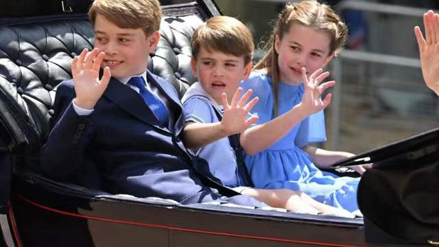 夏洛|乔治王子温暖有趣！看弟弟滑稽表演，眼神宠溺却忍不住捂脸，可爱