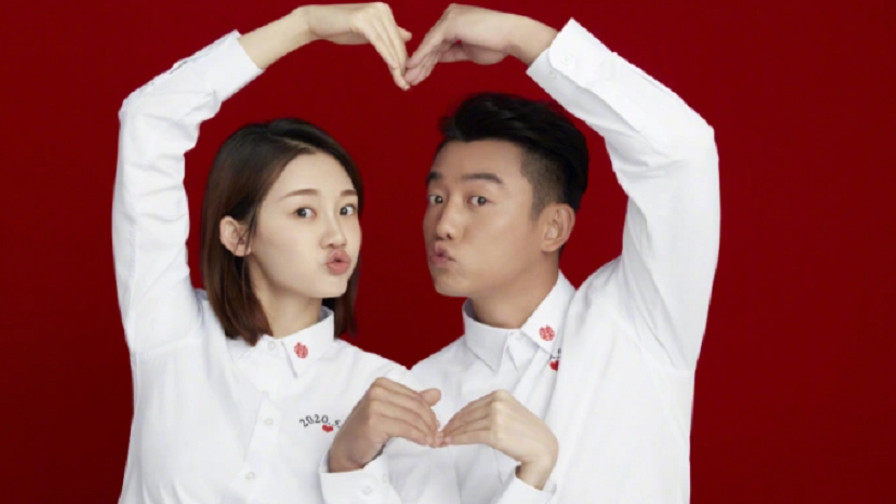 苗苗|郑恺一家现身机场，苗苗小腹突出走姿怪被疑怀二胎，此前一直备孕