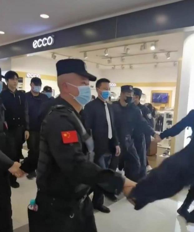 保安 又见耍大牌？十几人开路阵仗大，网友：保安比路人多，不尴尬吗？