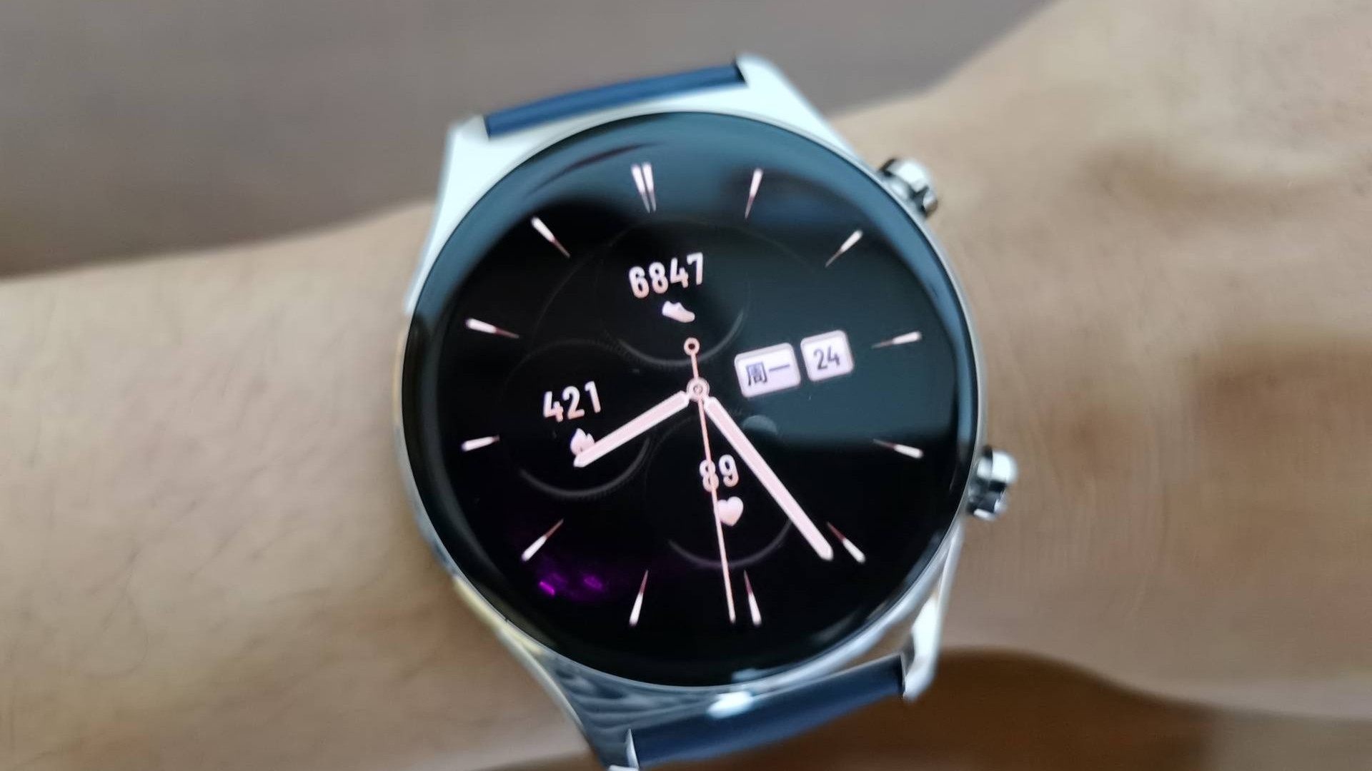 荣耀|荣耀手表炫技！还能这么玩？帅一脸的小技巧快来学吧！