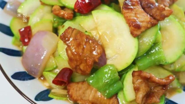 西葫芦|四月里，这菜新鲜又便宜，大火一炒就出锅，脆嫩又多汁，好吃