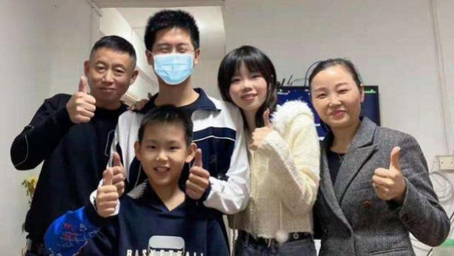 小姐姐|孙卓3姐弟为妈妈过节，手写贺卡我们永远爱你，网友：字还需加强