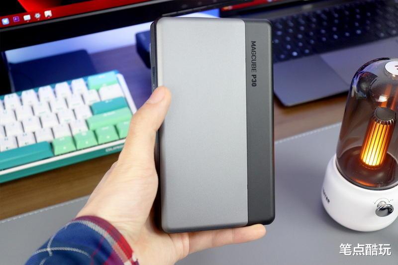 酷派|出差利器,快充跑满!AOHI大容量移动电源:双向100W的快乐