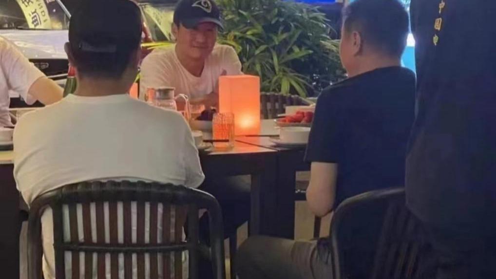 吴京|48岁吴京旅居广东佛山！大排档聚会喝酒接地气，面带微笑状态好