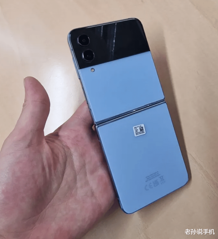 三星Galaxy|真机上手!三星Galaxy Z Fold4折痕明显,屏下镜头升级不大!