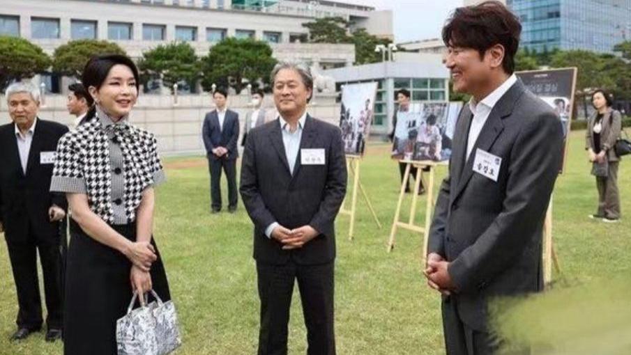 韩国总统夫人带火“千鸟格”！配黑色裙好优雅，50岁还有少女感