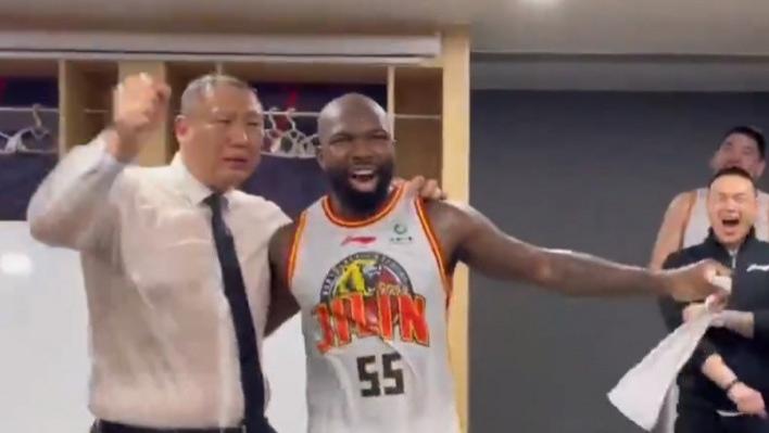 吉林男篮|燃爆! 吉林历史性淘汰首钢, 琼斯带领全队给主教练王晗疯狂浇水庆祝