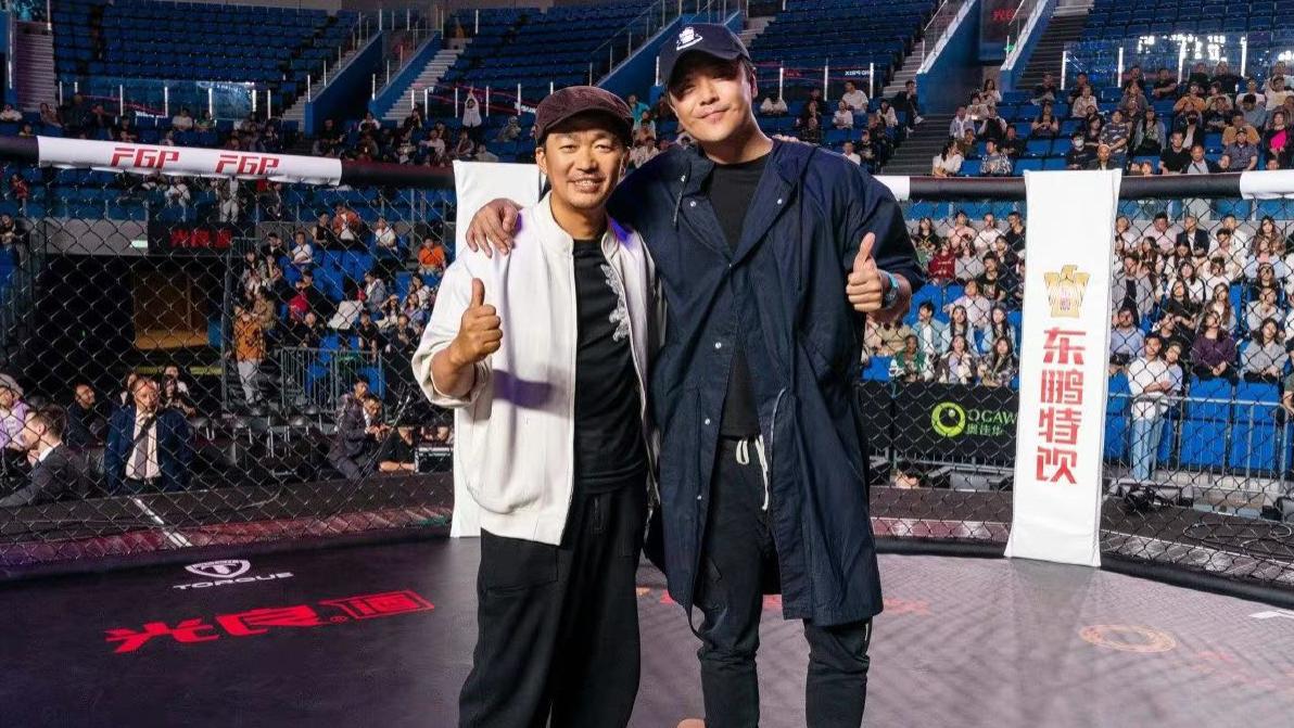 王宝强|陈思诚探班王宝强新片现场，兄弟搞怪太默契，两人合作票房近90亿