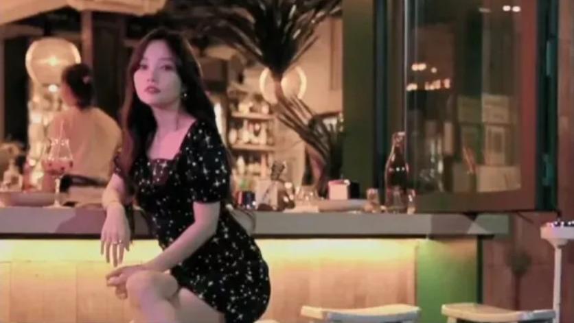 李小璐|李小璐现身酒吧拍广告，留大波浪穿短裙秀美腿，助理蹲地帮忙穿鞋