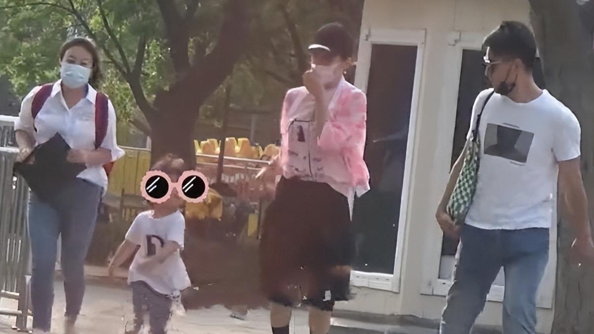 章子怡|章子怡夫妇带娃逛公园！6岁女儿闹脾气哭泣，多次甩开汪峰的怀抱