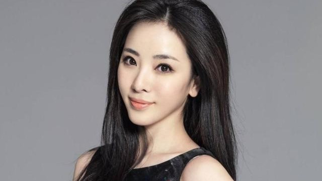 李思思|34岁主持人李思思，直播健身秀一字马，网友：身材好棒