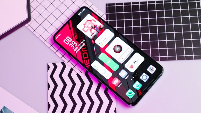 游戏手机|骁龙8+游戏手机来袭，一个配置硬核，一个屏下摄像头，该买哪一款