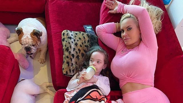 香奈儿|美国43岁女星带娃到水上乐园，穿着惹争议，曾因“超龄哺育”遭批