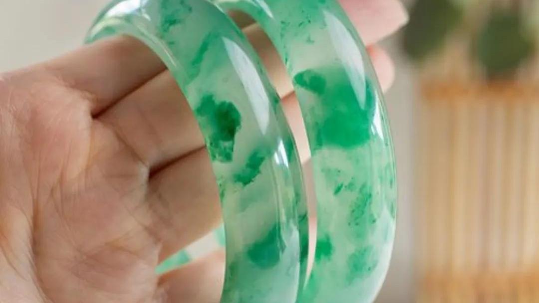 翡翠|玉石界的一匹黑马——独龙玉，和翡翠的外观极为相似