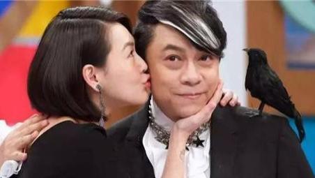 蔡康永|蔡康永，60岁发福显老态，相伴22年男朋友照片，身材魁梧很帅气