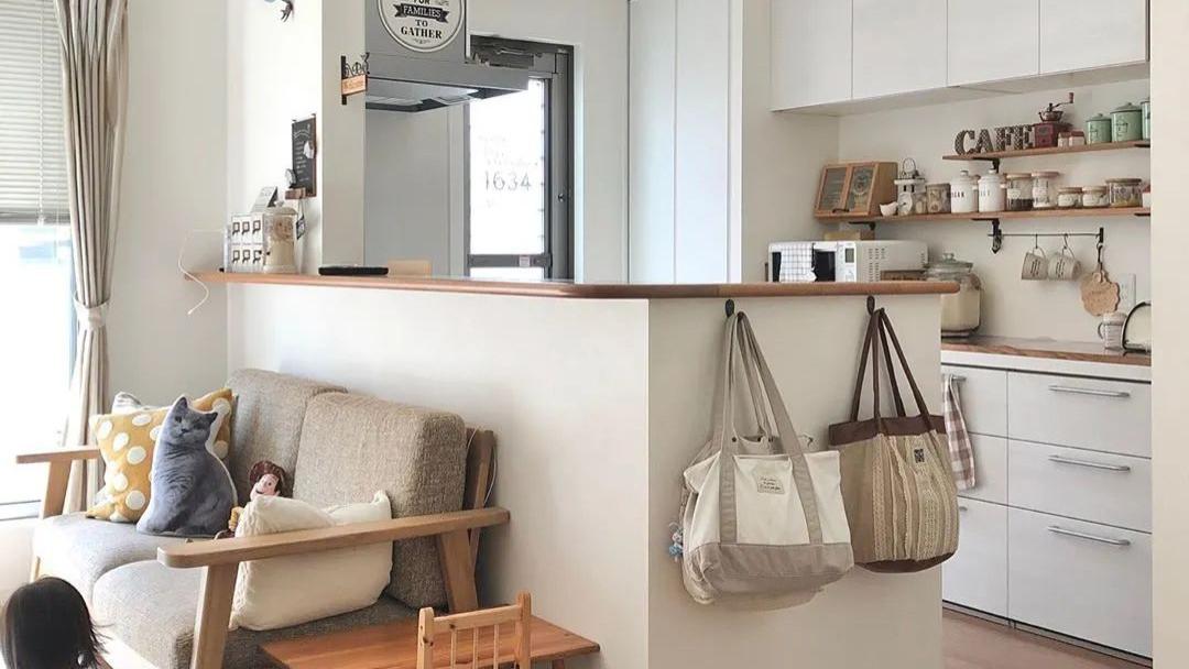 台面干干净净，柜内满满当当，5㎡小厨房被打理的着实令人钦佩