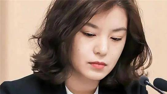 外交部的“冷艳美人”，工作上不苟言笑，生活中是“爱笑的女孩”