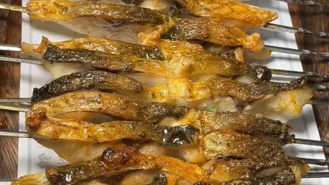 烧烤|烧烤店里边的烤鱼条，从如何改刀腌制，详细教程无保留分享