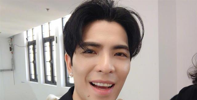 胡杏儿|萧敬腾坦承自己长居成都，网友一听纷纷调侃你别过来啊