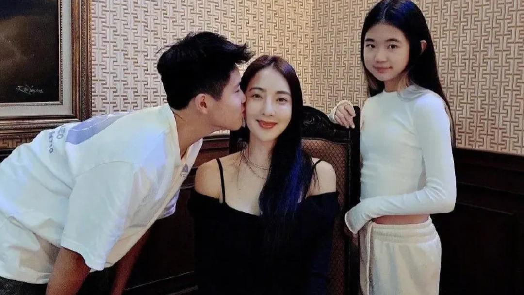 车晓|吴速玲穿比基尼与儿子合影，展露好身材却遭质疑：这么穿合适吗？